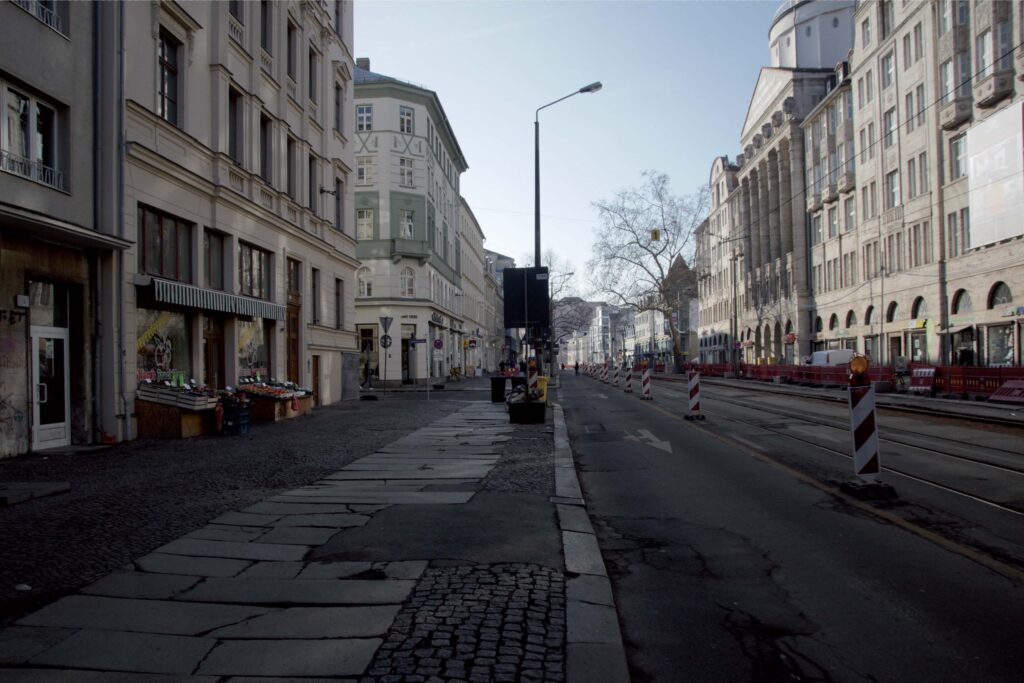 Links im Bild der Gemüseladen.